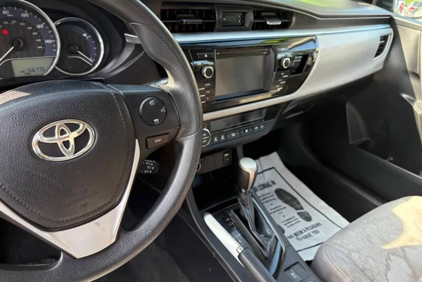 2015 Toyota Corolla LE photo 1