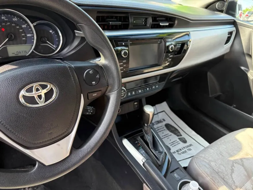 2015 Toyota Corolla LE photo 1