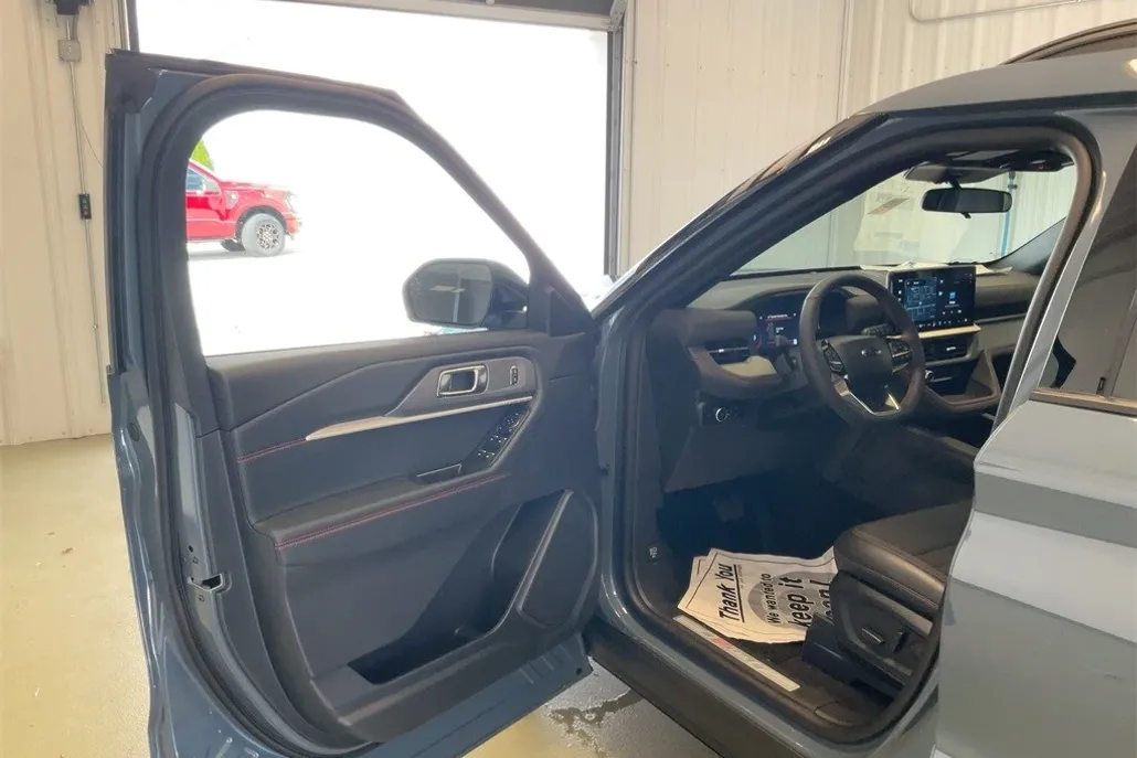 2025 Ford Explorer ST-Line photo 1