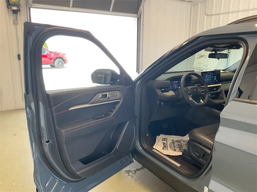 2025 Ford Explorer ST-Line photo 1