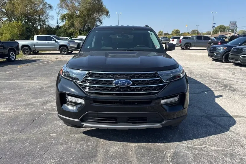 2023 Ford Explorer XLT photo 1