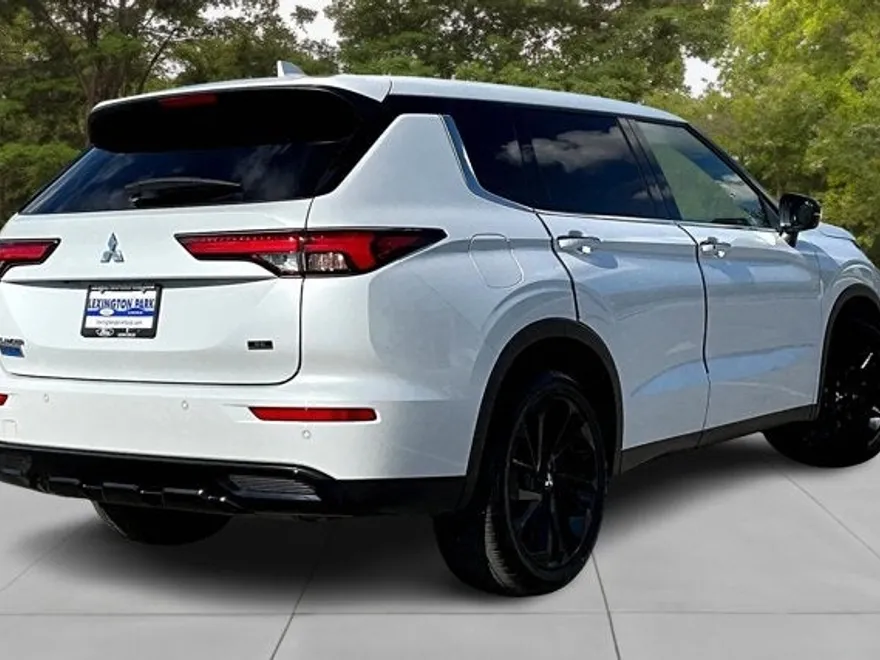 2024 Mitsubishi Outlander SE photo 1