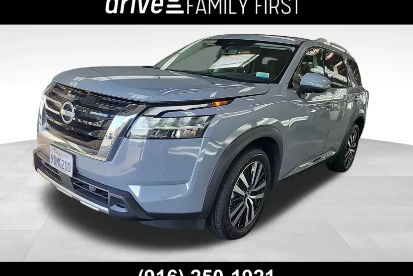 2023 Nissan Pathfinder Platinum photo 1