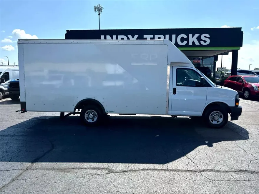 2020 Chevrolet Express 3500 Cutaway photo 1