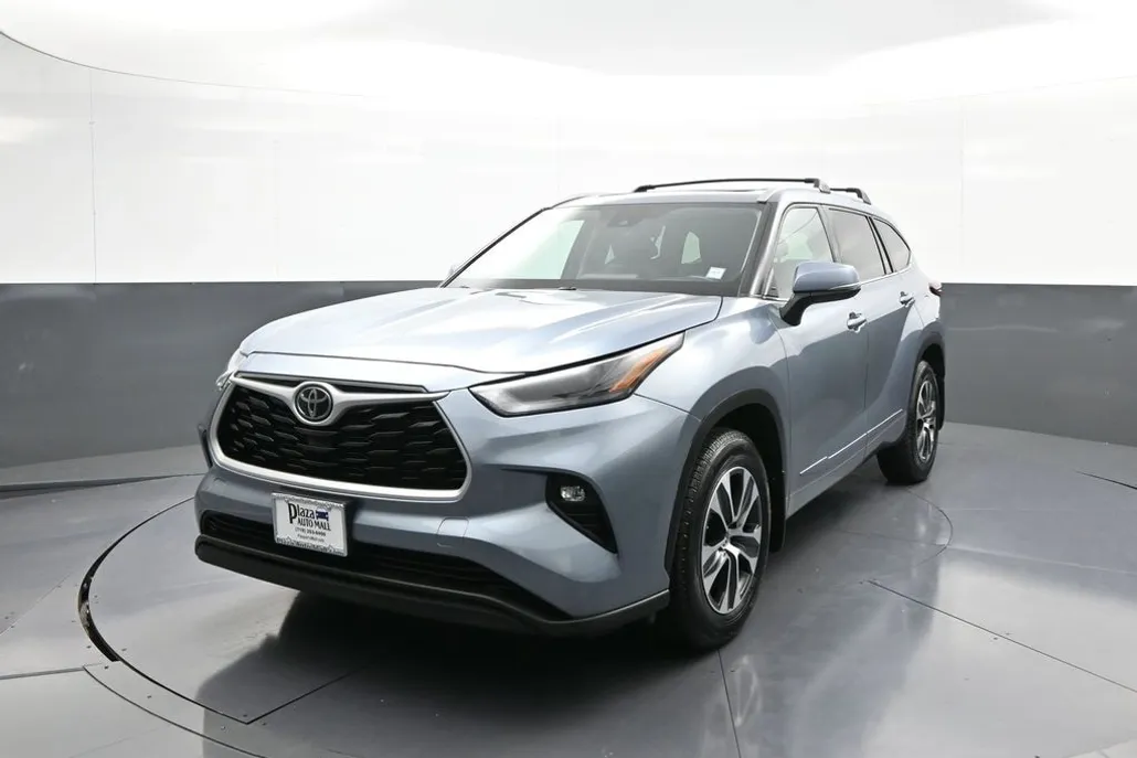 2022 Toyota Highlander XLE photo 1