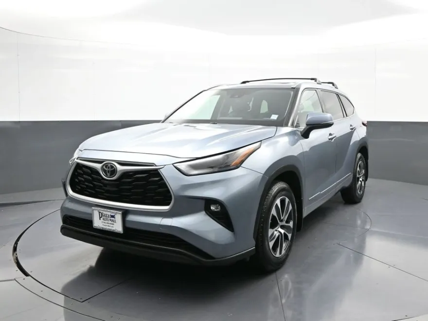 2022 Toyota Highlander XLE photo 1