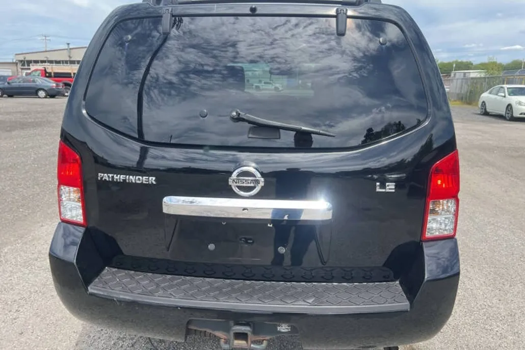 2012 Nissan Pathfinder LE photo 1