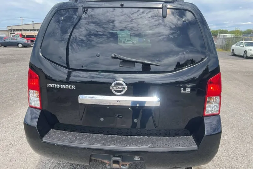 2012 Nissan Pathfinder LE photo 1