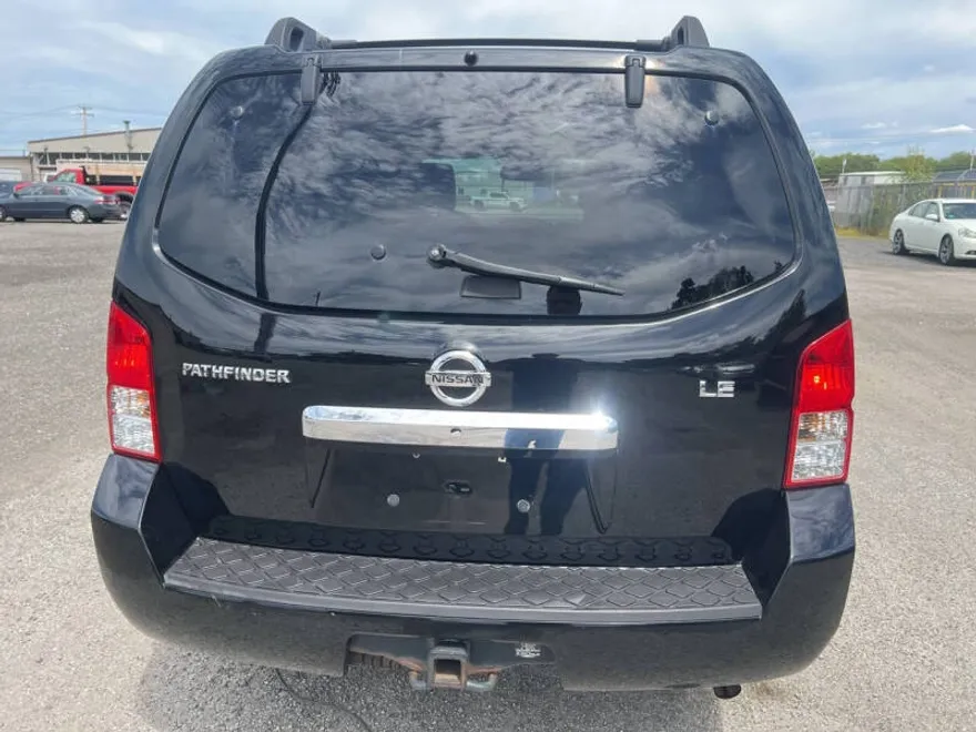 2012 Nissan Pathfinder LE photo 1