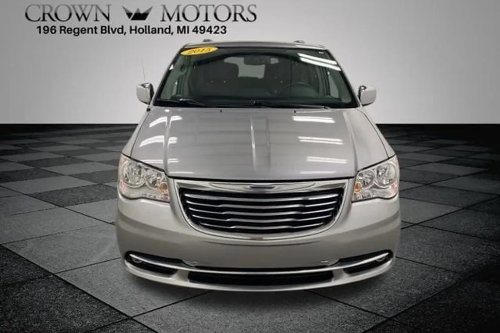 2015 Chrysler Town & Country photo 1