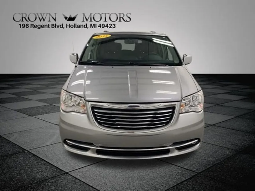 2015 Chrysler Town & Country photo 1
