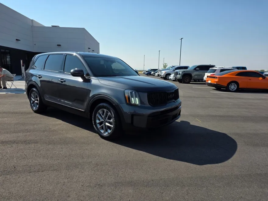 2023 Kia Telluride LX photo 1