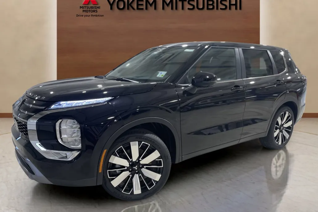 2025 Mitsubishi Outlander SE photo 1