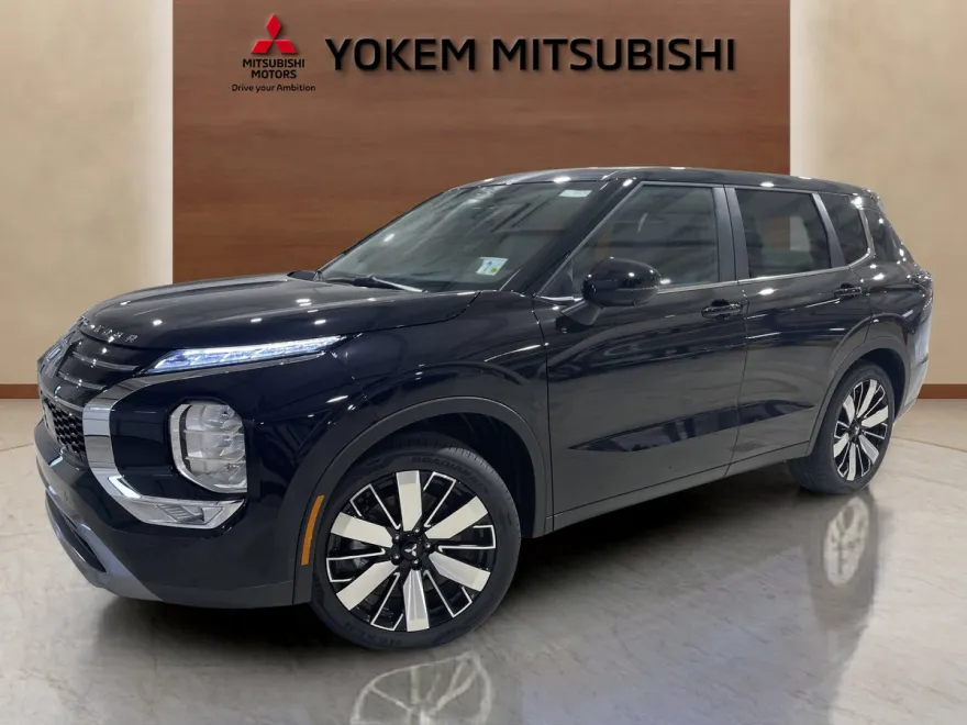 2025 Mitsubishi Outlander SE photo 1