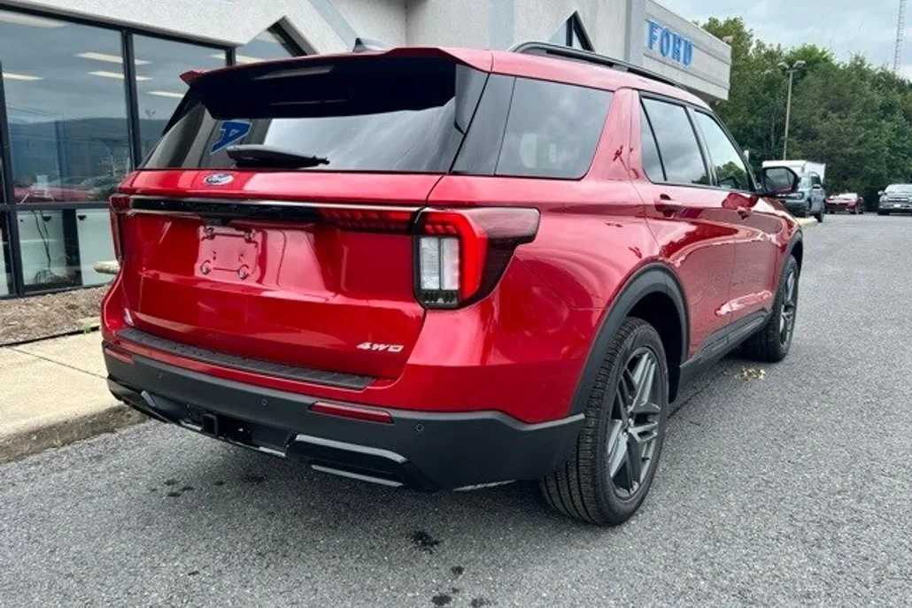 2025 Ford Explorer ST-Line photo 1