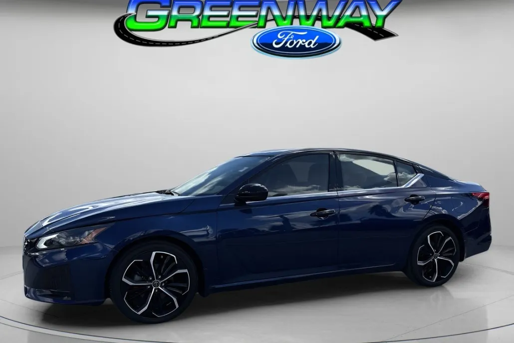 2023 Nissan Altima 2.5 SR photo 1