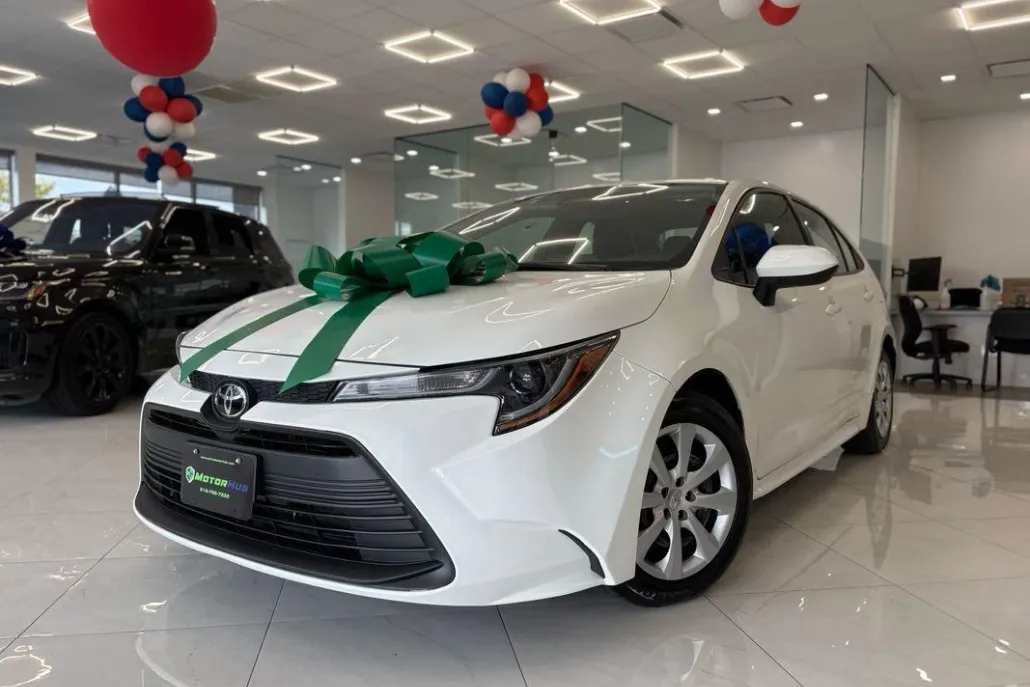 2023 Toyota Corolla LE photo 1