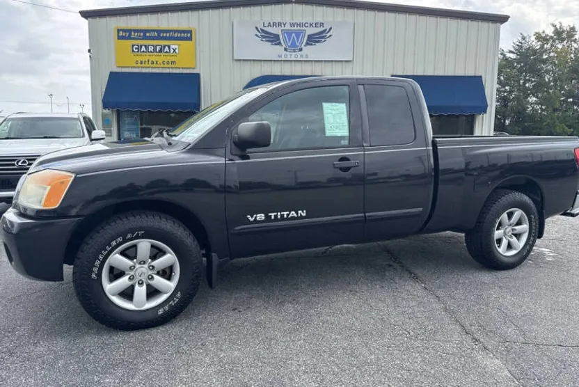 2012 Nissan Titan SV photo 1