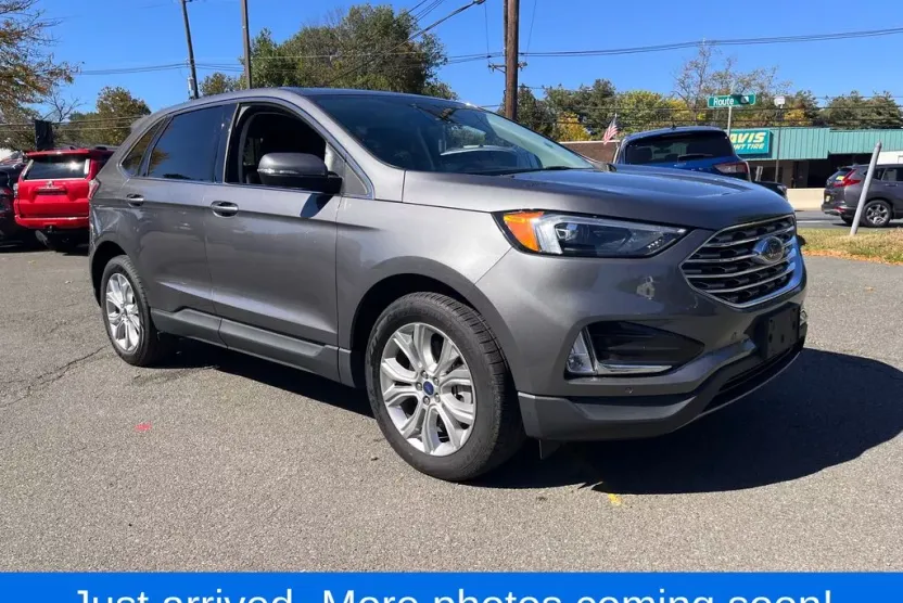 2022 Ford Edge Titanium photo 1