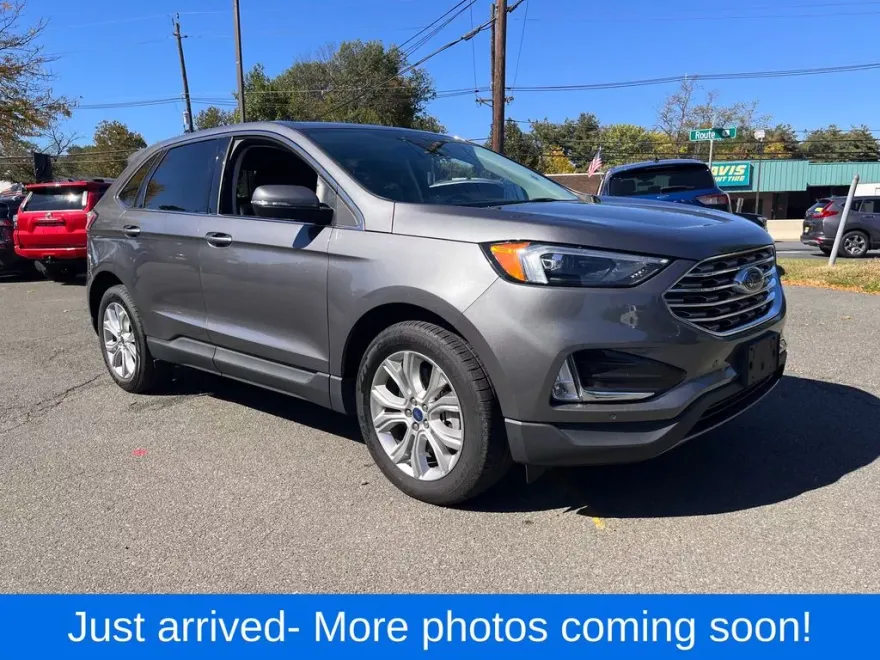 2022 Ford Edge Titanium photo 1