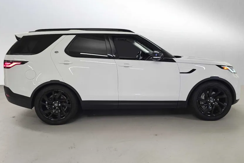 2024 Land Rover Discovery S photo 1