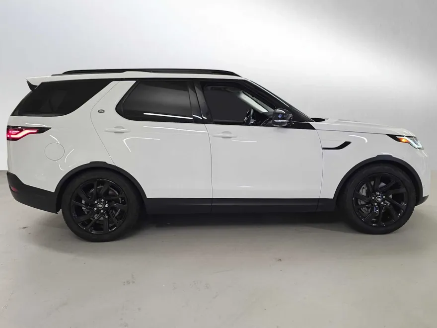 2024 Land Rover Discovery S photo 1