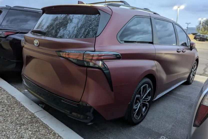 2025 Toyota Sienna Platinum photo 1