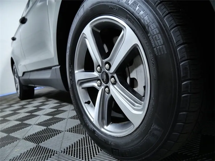 2024 Ford Edge SEL photo 1