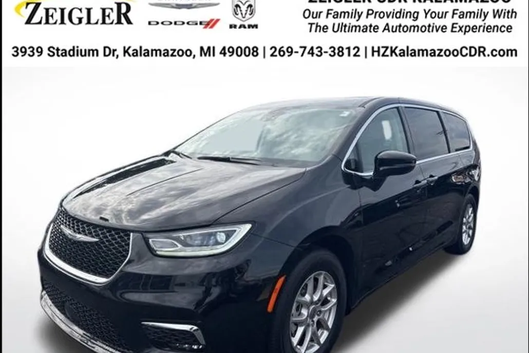 2024 Chrysler Pacifica Touring L photo 1