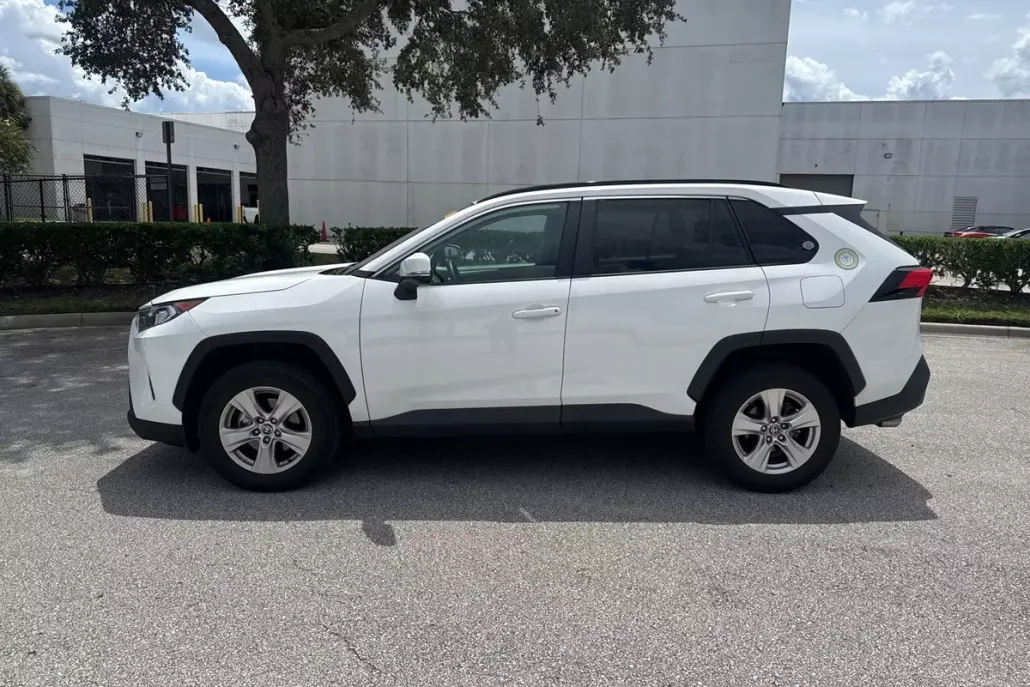 2021 Toyota RAV4 XLE photo 1