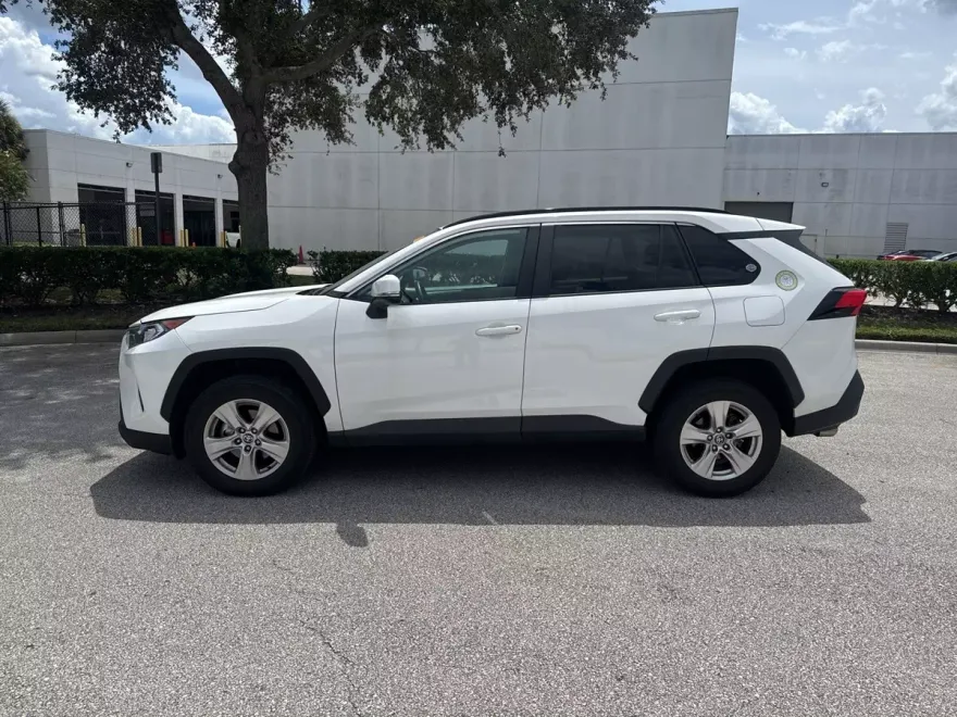 2021 Toyota RAV4 XLE photo 1