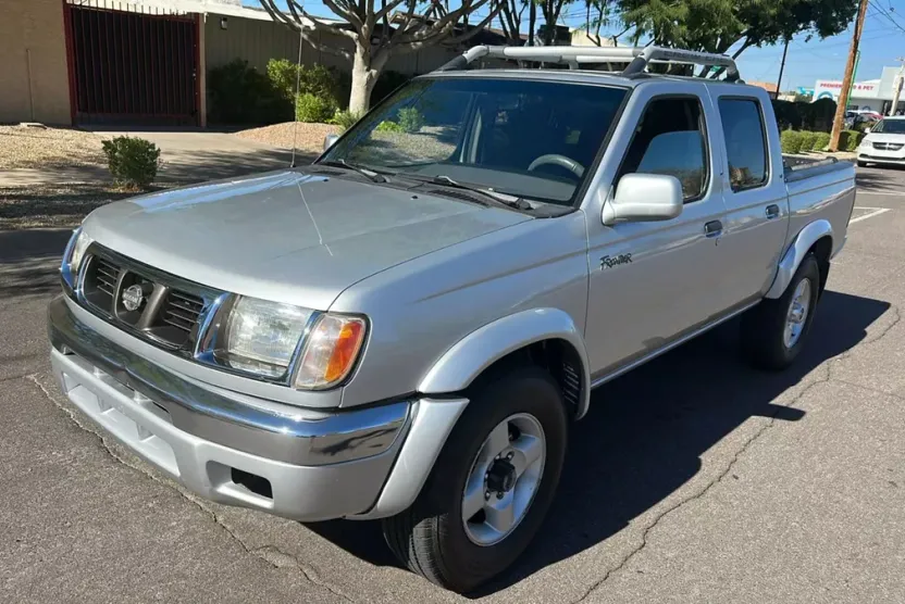 2000 Nissan Frontier Crew Cab XE photo 1