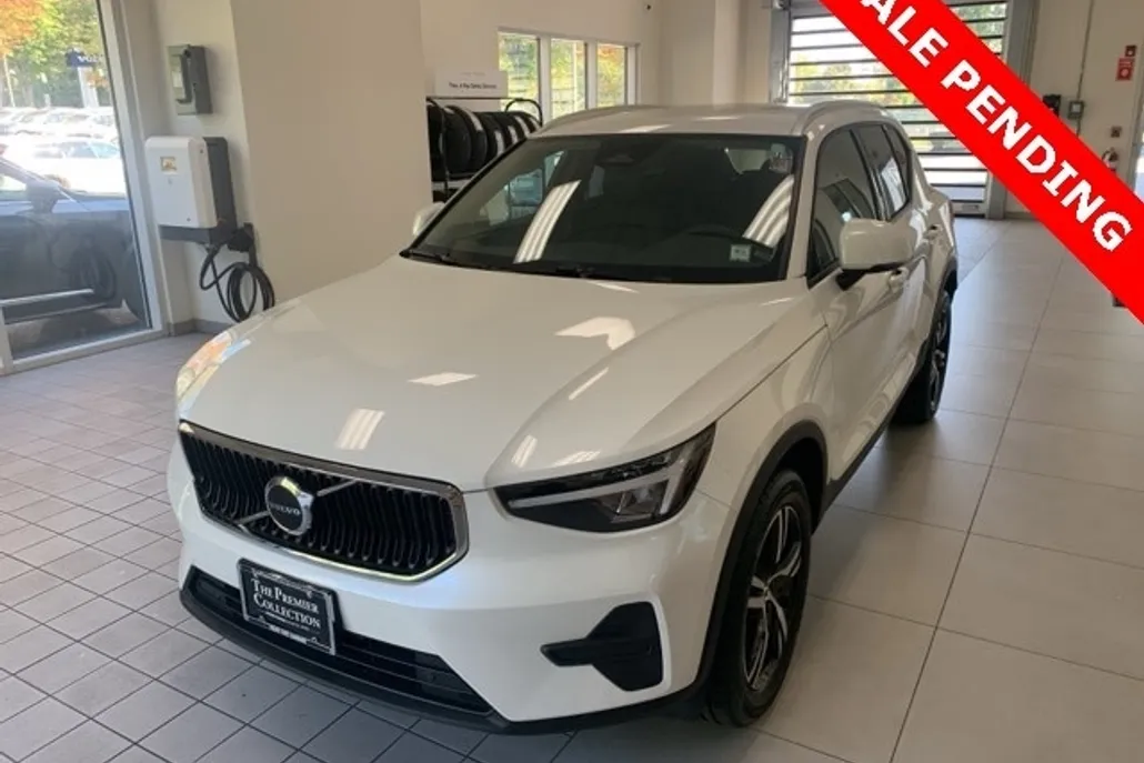 2023 Volvo XC40 Core photo 1