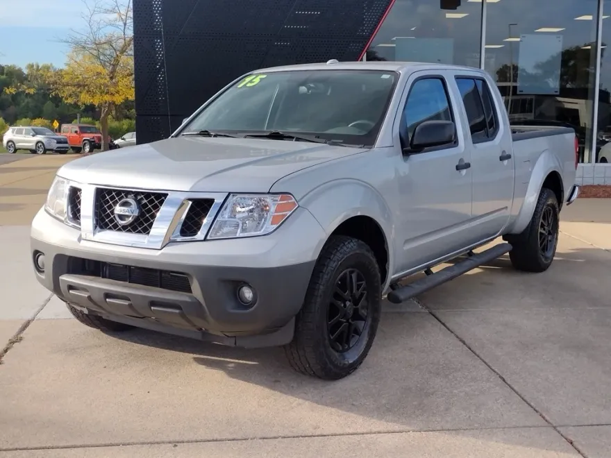 2015 Nissan Frontier SV photo 1