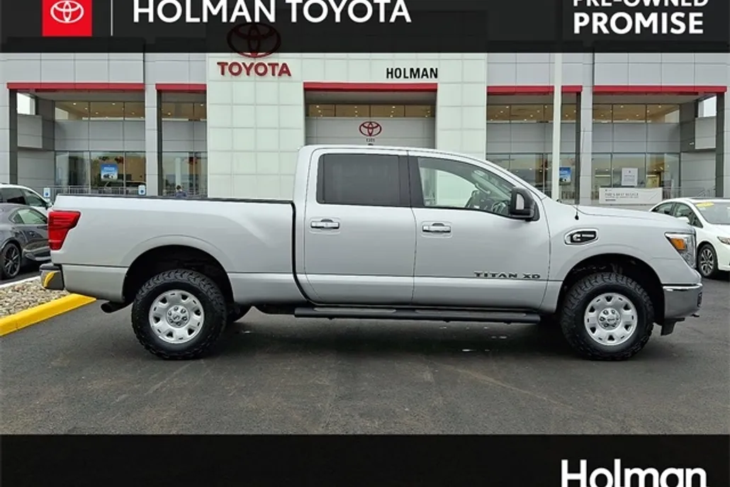 2017 Nissan Titan SV photo 1