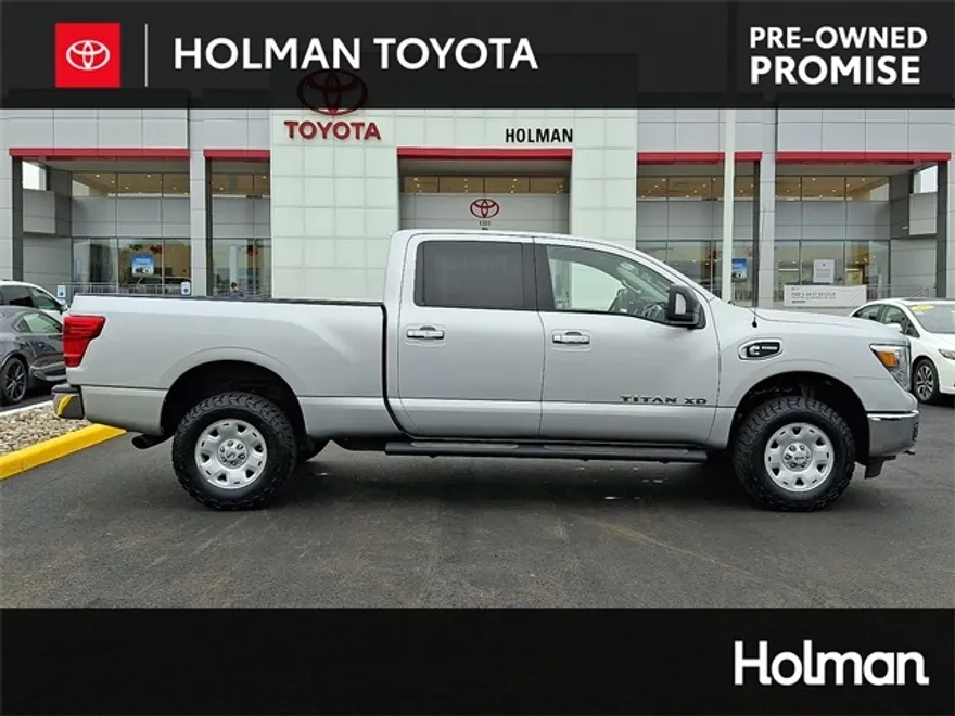 2017 Nissan Titan SV photo 1