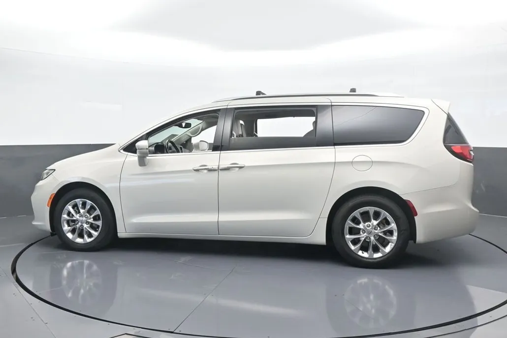 2021 Chrysler Pacifica Touring L photo 1