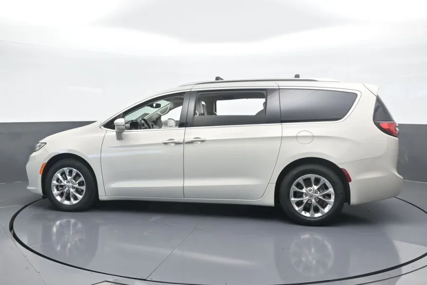 2021 Chrysler Pacifica Touring L photo 1