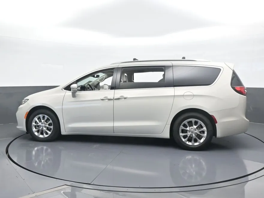 2021 Chrysler Pacifica Touring L photo 1
