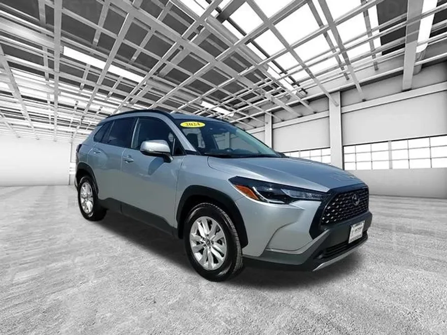 2024 Toyota Corolla Cross LE photo 1
