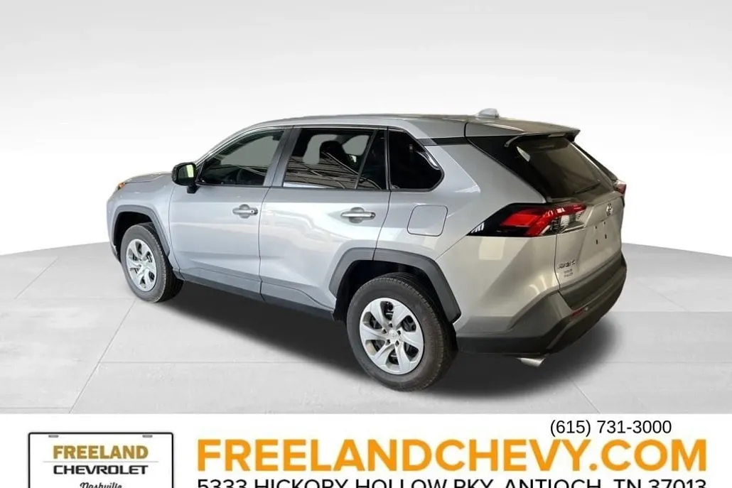 2022 Toyota RAV4 LE photo 1