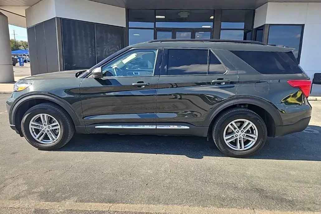 2023 Ford Explorer XLT photo 1