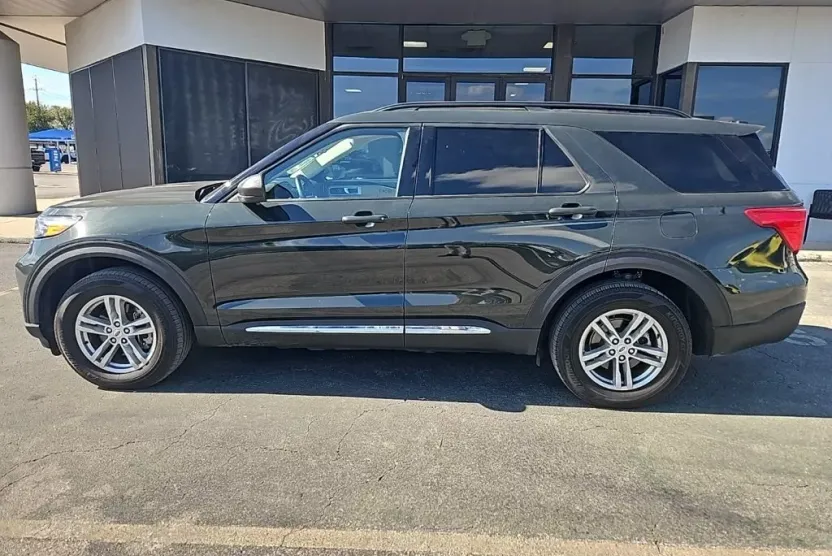 2023 Ford Explorer XLT photo 1