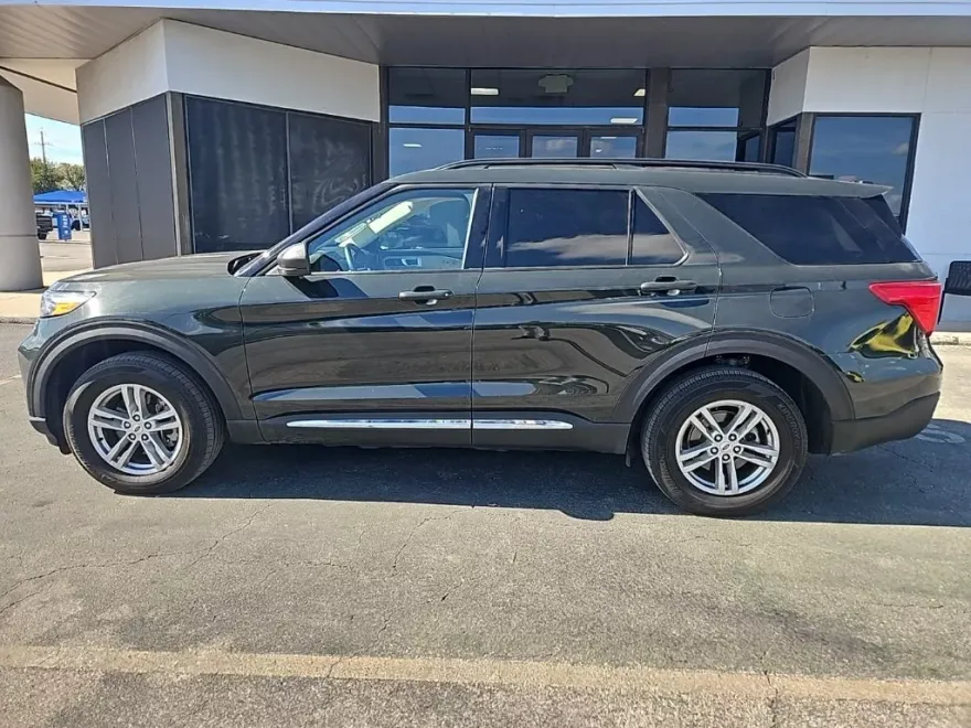 2023 Ford Explorer XLT photo 1
