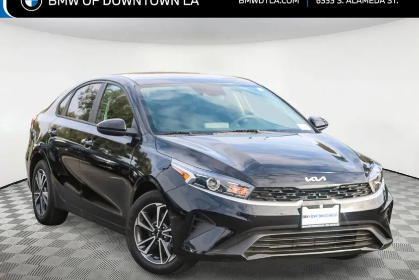 2023 Kia Forte LXS photo 1