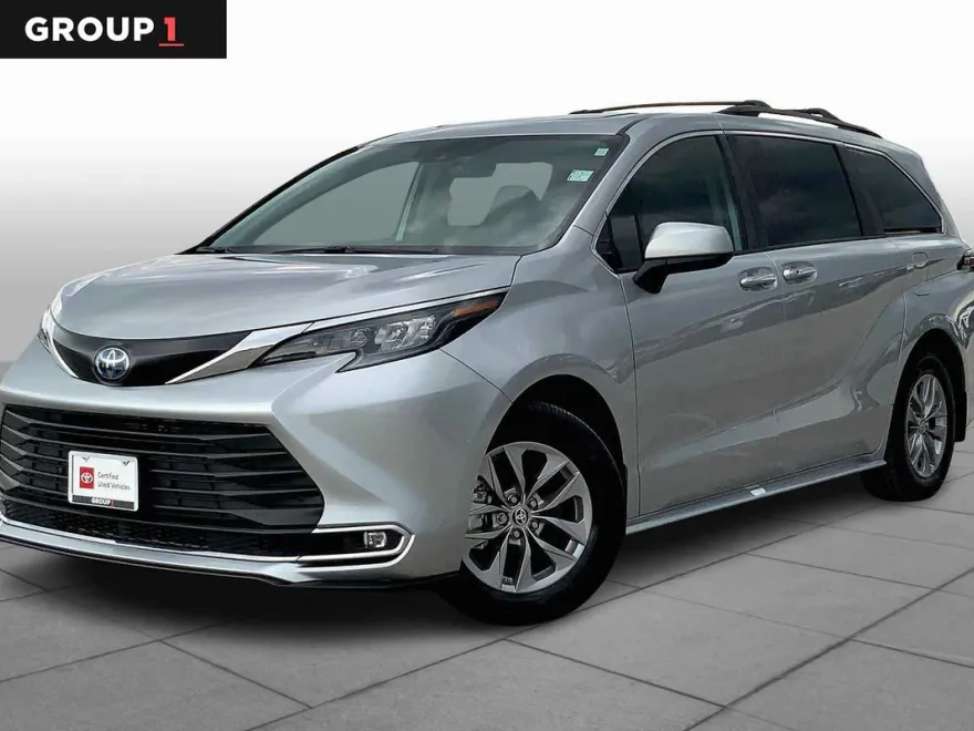 2024 Toyota Sienna XLE photo 1
