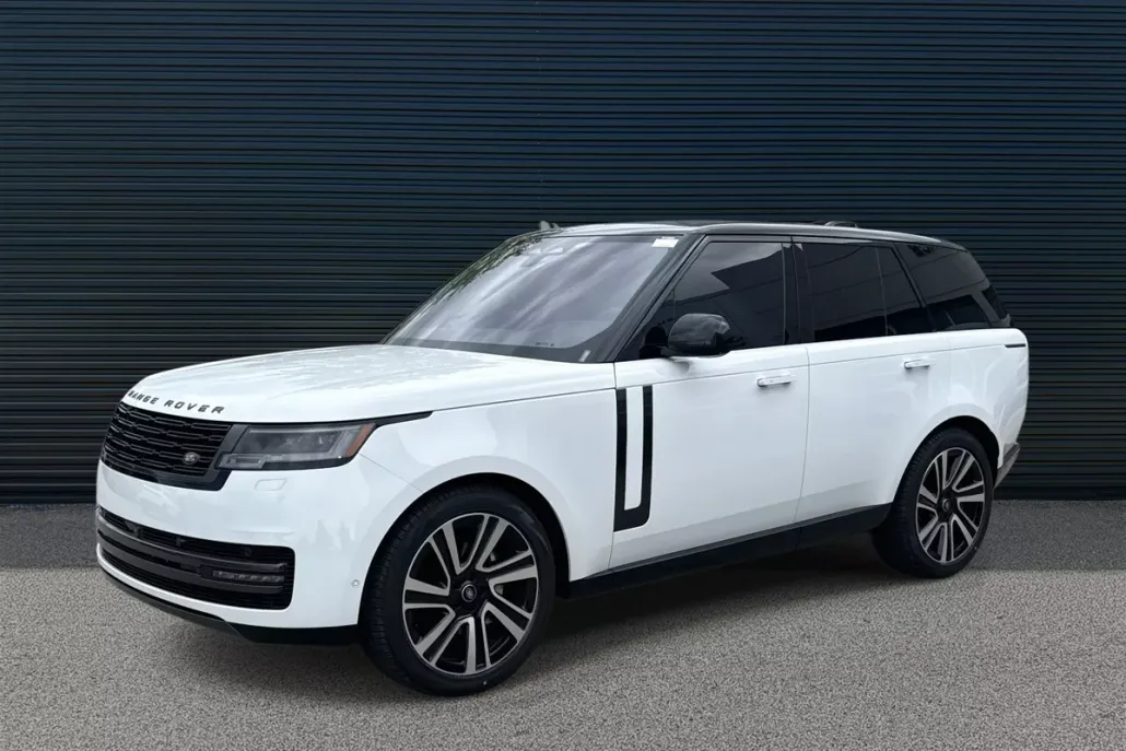 2023 Land Rover Range Rover SE photo 1