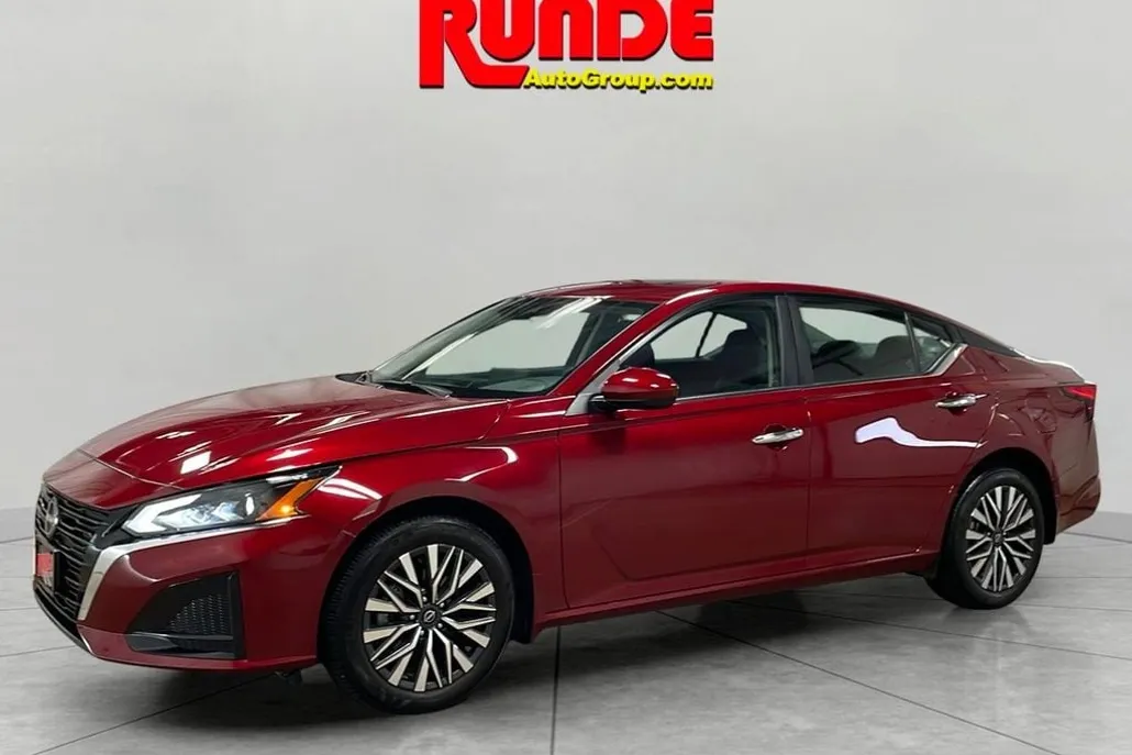 2024 Nissan Altima 2.5 SV photo 1