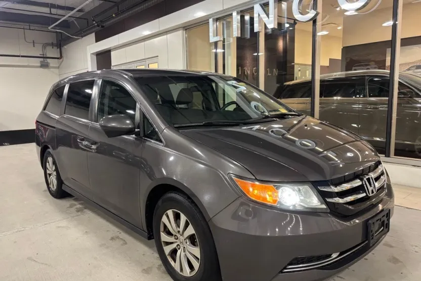 2016 Honda Odyssey SE photo 1