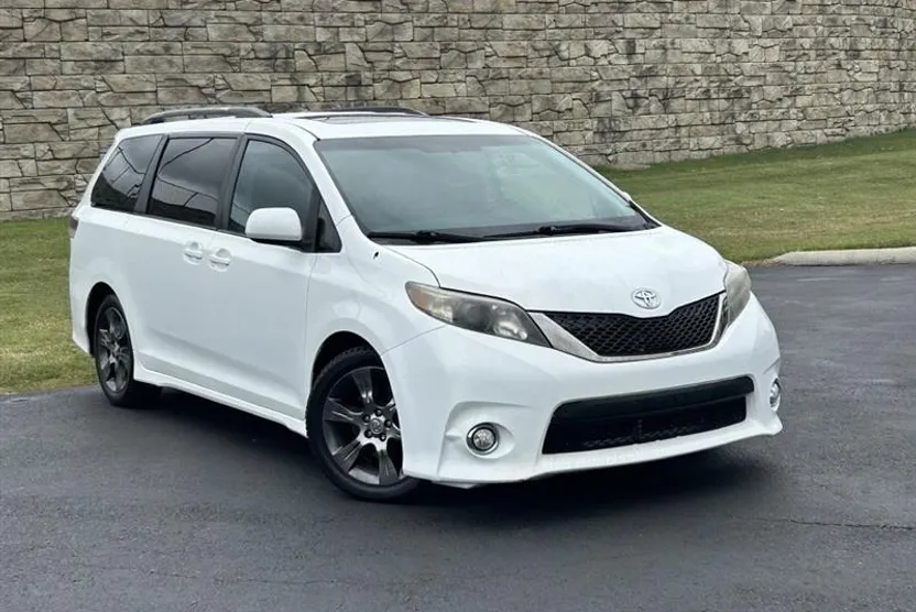 2011 Toyota Sienna Base photo 1